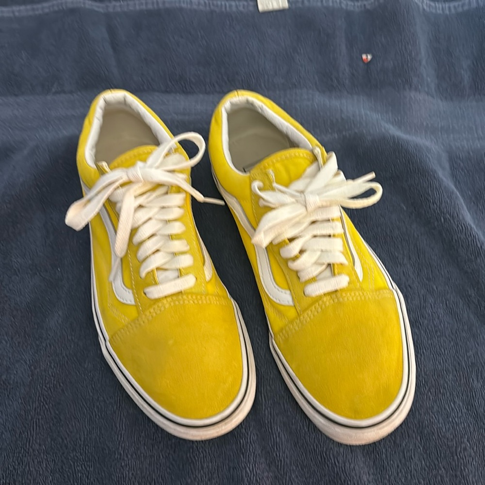 VANS Old Skool Unisex shoes in yellow. Suede on tip, shoelaces and heel.